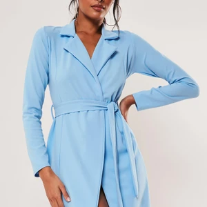 Blue Fitted Jersey Belted Stretch Wrap Dress Missguided - Aldrig använd pga för liten.