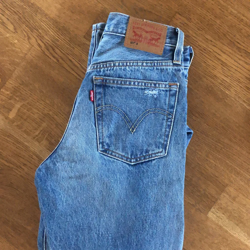 Fina blå Levis jeans har blivit för små! Inköpta i Nya Zeeland för tre år sedan. Nyskick! ⚡️✨. Jeans & Byxor.