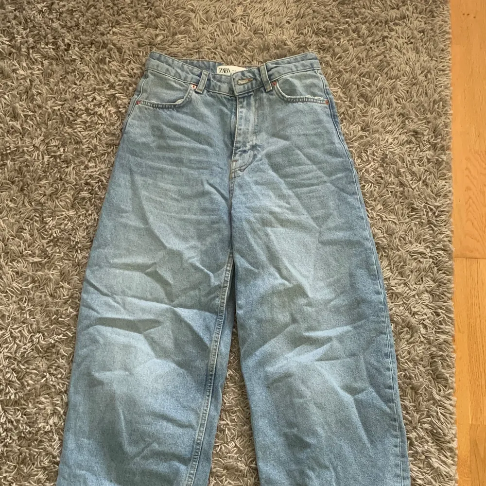 Säljer jeans från Zara då de är för små. Använda ett fåtal gånger. Ser ut som nya. Priset kan alltid diskuteras. . Jeans & Byxor.