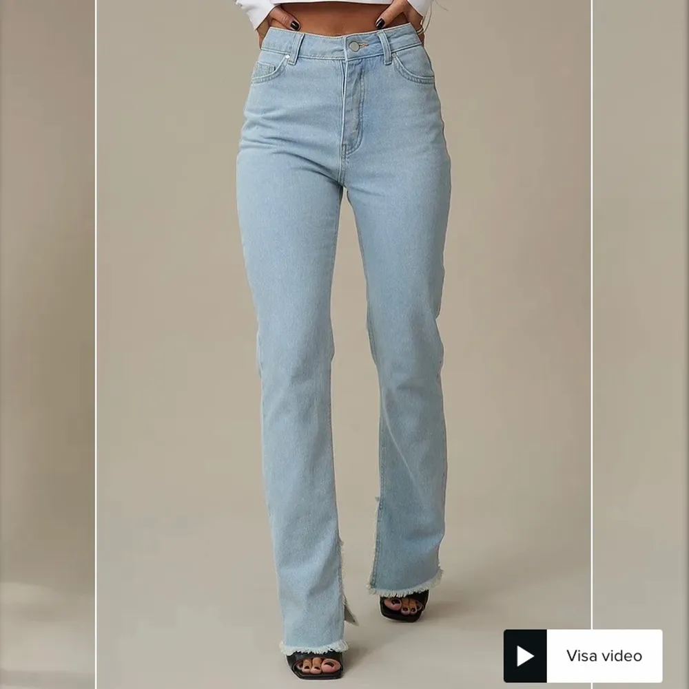 (Lånade bilder från hemsidan) Ljus blåa jeans med en slits där nere, från nakd (hannas kolektion). Byxorna är i storlek 36, och finns inte i lager på hemsidan. Dom är köpta för 550kr och skicket är som nya. Frakt: 65kr. Kontakta mig för frågor och pris 💙. Jeans & Byxor.