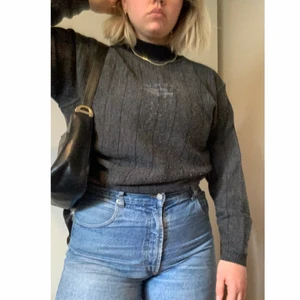 Grå/svart tjocktröja - Min fina fina trustsworthy gråa tjocktröja med en snygg svart halvpolo. Även någon vit text på bröstet. :P Lite nopprig i mitten som man ser på sista bilden, men annars bra skick. 👽🤠❤️ Strl. M