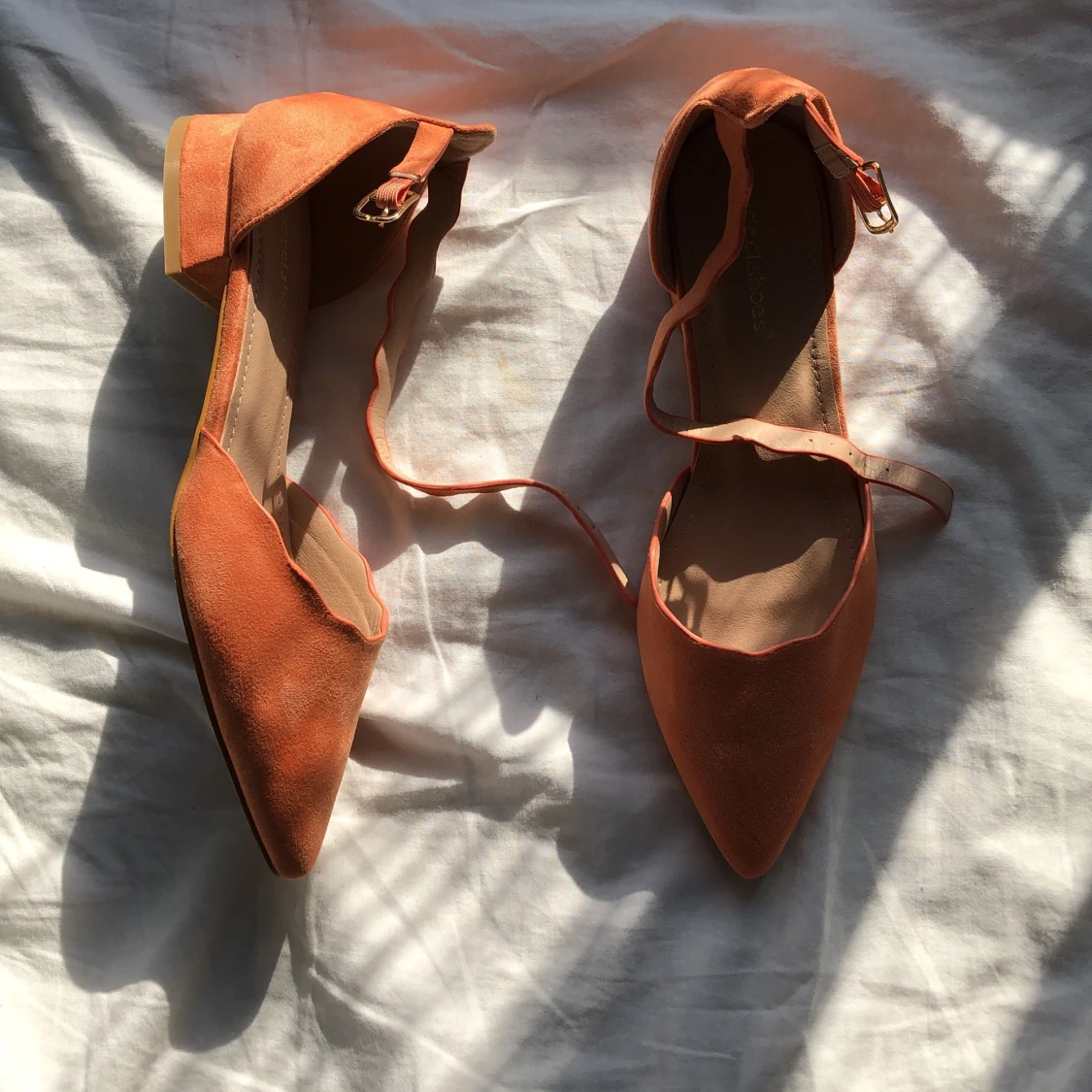 Ankle-strap låga klack skor i storlek 37 - 90