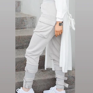 Maniere Devoir joggers - Sweatpants i bomull med detaljer vid anklarna. Storlek XS. Sparsamt använda.