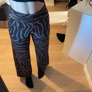Zebrabyxor från ginatricot  - Coola zebrabyxor i brunt och svart från ginatricot, endast använda ett fåtal gånger. Bra skick! Storlek XS. Skriv om du har några frågor eller vill ha fler bilder💘 köparen står för frakt!