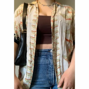 Cool hawaiistyle blus! - En till somrig blus från mig! Hawaii-aktig stil med underbara varma färger🌼🌻🌹🍃 Passar vem som helst i vilken storlek som helst då den är så flowy. Coolt second hand-fynd som någon annan har bättre nytta av!💐🌱 Strl. S-XL