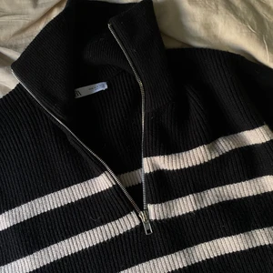 Stickad väst / tröja med dragkedja - Snygg stickad väst/tröja som är så nice till sommaren!🧸 säljer för att jag använder den för lite.  