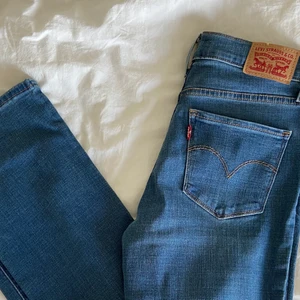 Levis jeans  - Bootcut jeans från Levis i modellen 315 shaping stl 27. Köpare står för frakt. 