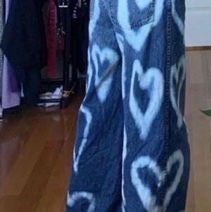 SÖTA PINTEREST JEANS - Sjukt söta och vintage pösiga jeans som är stretchiga i midjan. är 168 cm och de är lite för långa för mig men går att fixa såklart. 