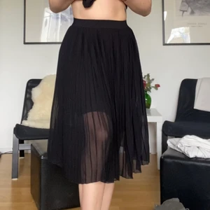 Svart plisserad kjol - Från nakd. Säljer pga. flytt ☺️ Mina mått hittar ni i min profil om ni är osäkra om plagget kommer att passa er! ❤️