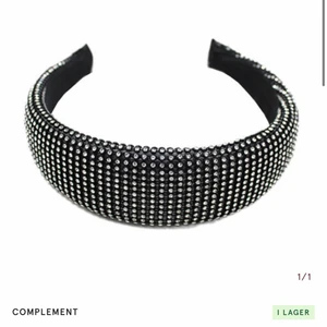 Glittrigt Diadem - Helt nytt glittrigt diadem, endast använd på bild.  kontakta mig om du vill ha fler bilder/eller har några frågor ❤️