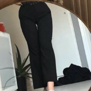 Kostymbyxor med tunna streck - Säljer dessa superfina kostymbyxorna. De är detaljerade med supertunna vita streck, fler bilder kan fås via dm. Aldrig använda då jag glömt bort att jag har dem och nu är de tyvärr för stora:( 