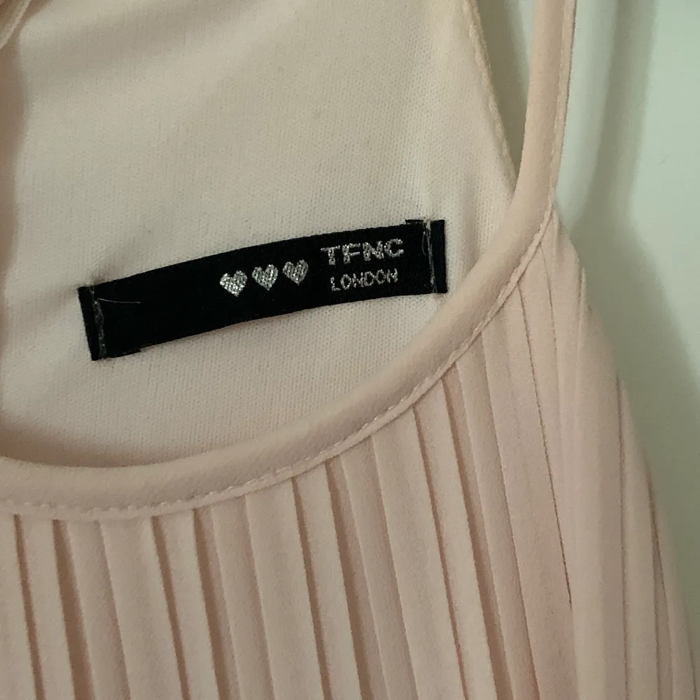 Balklänning från TFNC London, köpt 2017 & använd 1 gång. Kommer tyvärr inte ihåg vilken storlek & det står inte på klänningen heller men den passade mig som vanligtvis hade storlek M i kläder när den köptes!! Jag var 175 +7cm klackar på balen & då var klänningen perfekt längd😄😄. Klänningar.