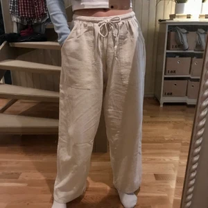 Beiga linnebyxor  - Ett par beiga linnebyxor med snörning i bram och en ficka på baksidan 🌾🤍 Jag är 165 cm lång på bilden:) HÖGSTA BUD: 200kr inklusive frakt :)