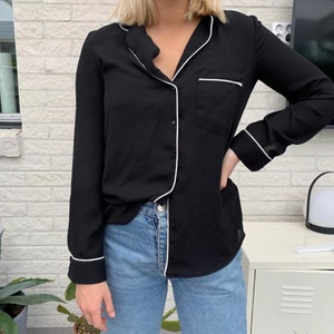 Skjorta  - Avslappnad skjorta från Zara i ett väldigt bra skick. Endast använd 2-3 gånger 