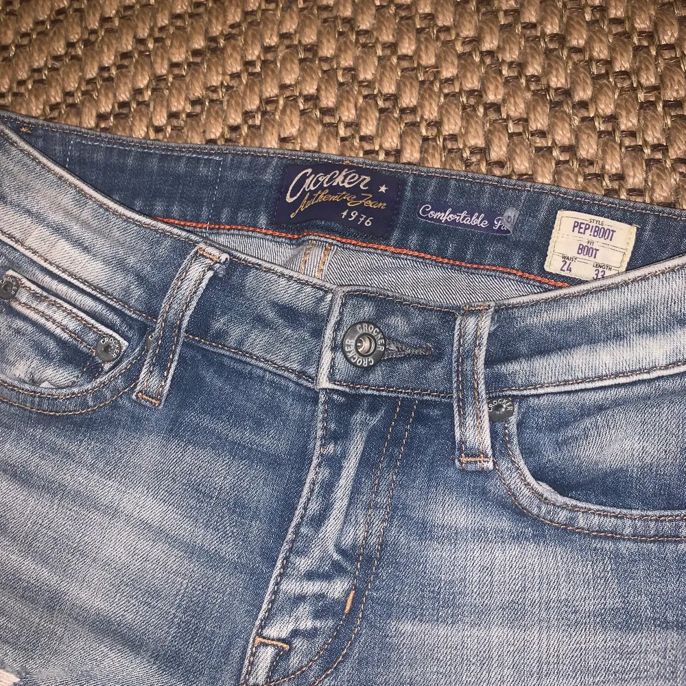 Ett par skitsnygga bootcut crocker jeans som tyvärr är för små, de är Waist 24 och length 33, de är dock uppsydda så nu är de kortare. Men trådarna trådarna går att sprätta upp för att få jeansen mycket längre❤️. Jeans & Byxor.