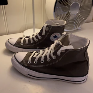 Converse - Använda en gång, färgen är ”charcoal” byte mot större storlek(37) eller köp för 600