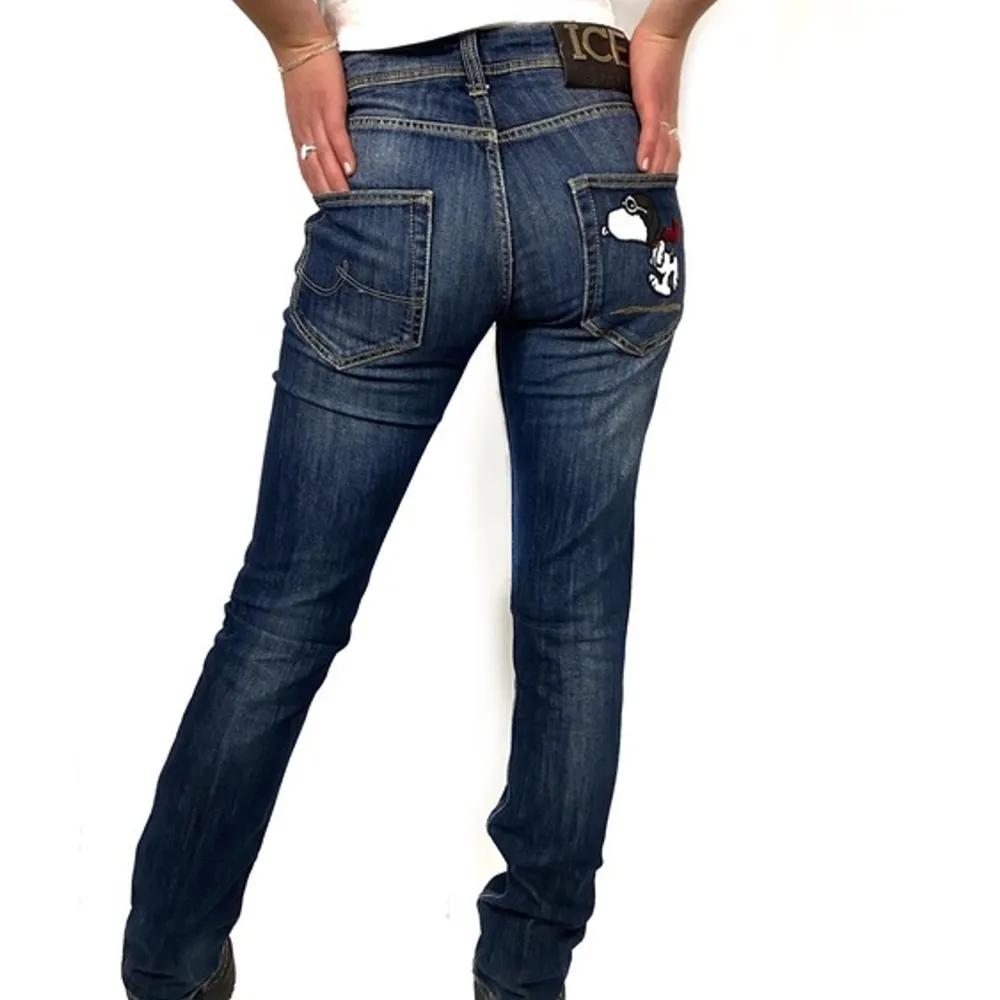 60% cotton, 40% polyester. Waist 35 cm Length 106 cm The model is 173 cm tall.. Jeans & Byxor.