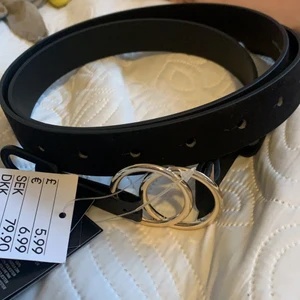 Skärp❣️ - sprillans nytt skärp ifrån hm med två guldiga ringar på💕 köparen står för frakten😘