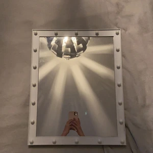 Tavellampa - Detta är en spegel med lampor på sidorna funkar jättebra man kan också hänga upp den på väggen. NI BETALAR FÖR FRAKTEN 