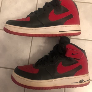 Nike air force 1 high  - Röda Air force 1 high i storlek 38. Bra skick med lite creasing. Kan fraktas eller mötas upp i Stockholm:)