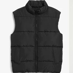 Oversized puffer vest - Skitsnygg oversized väst från Monki. Helt slutsåld på hemsidan. Helt ny med prislapp och allt. Nypris 400kr. Köparen står för frakten. Budgivning vid flera intresserade. Minst 20kr tillägg.