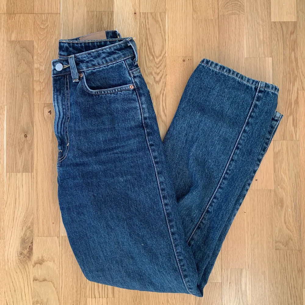 Raka jeans från weekday i modellen rowe🌻 färgen syns bäst på sista bilden👖 köparen står för frakt!. Jeans & Byxor.