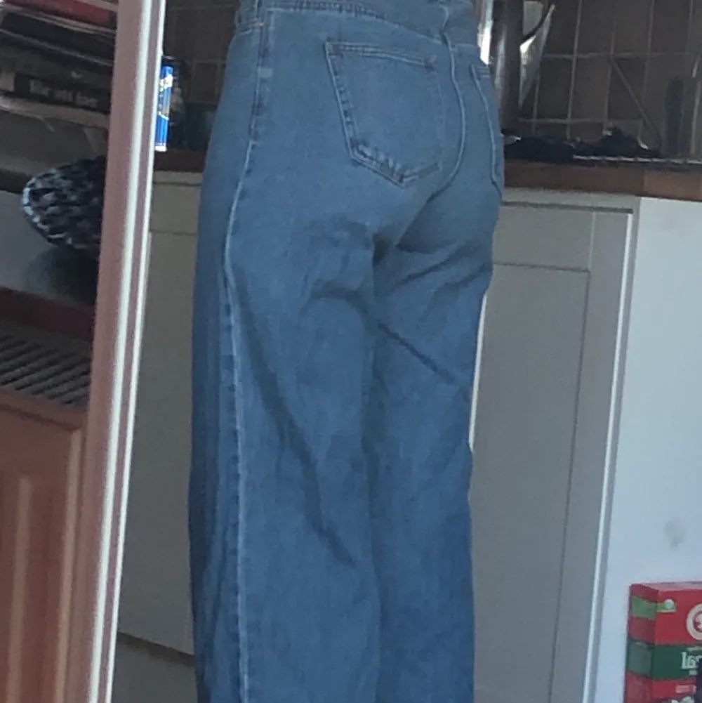 High waisted wide jeans i storlek 27/34 är i bra skick och jättesköna men jag har växt ut dem . Jeans & Byxor.
