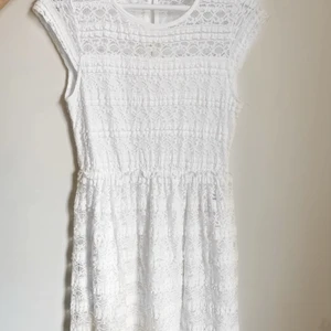 Jätte söt vit klänning i storlek XS. - Perfekt klänning till student,skolavslutning,midsommar eller en vanlig sommar dag. Klänningen har super fint spets och längden är ungefär över knäna beroende på hur lång du är, den är tajt på överkroppen och luftig under midjan. Den har endast blivit använd 1 gång och ser helt ny ut och den är även tvättad. Klänningen är köpt från bubbleroom för 800kr men den finns inte kvar på sidan mer. Skriv ifall ni vill ha mer info eller fler bilder 🥰💓