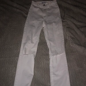 Zara vita jeans - Zara vita jeans i storlek xs. Använt 1 gång. Stretchiga. Höftmått-31 cm innerbenlängd-65cm