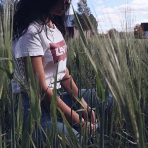 Levi’s t-shirt - T-shirt med tryck, i gott skick med lite små svart prick. I övrigt väldigt skönt material och lätt. I strl S men skulle även passa M också då den är stretchiga. Om flera är intresserad blir det bud.