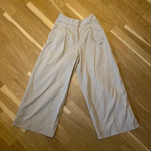 Beiga byxor - Säljer dessa beiga byxor då de tyvärr är för små för mig. Superfina annars och inga jättetydliga tecken på slitage 🥰 Köparen står för frakten 📦  Nypris: 350kr