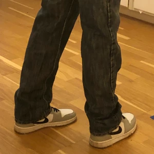 Lowrise jeans - Nu säljer jag mina trendiga pösiga lågmidjade jeans! Säljs pga kommer inte till användning, betalning sker via Swish! Högsta budet ligger just nu på 230kr budgivningen avslutas på onsdag💓