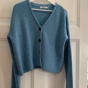 Stickad kofta  - Super fin lite oversize stickad kofta i ljus blå perfekt för en lite kylig sommar kväll, den är som ny. Är ifrån Nakd i storlek Xs men skulle säga den passar bättre till de som bär S/M. 