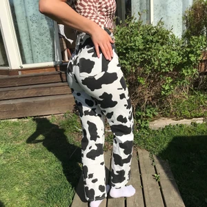 Raka jeans i cow print - Säljer mina fina jeans i cow print stl 38 pga de inte används så ofta! Når till ankeln på mig som är 173cm och har rak passform
