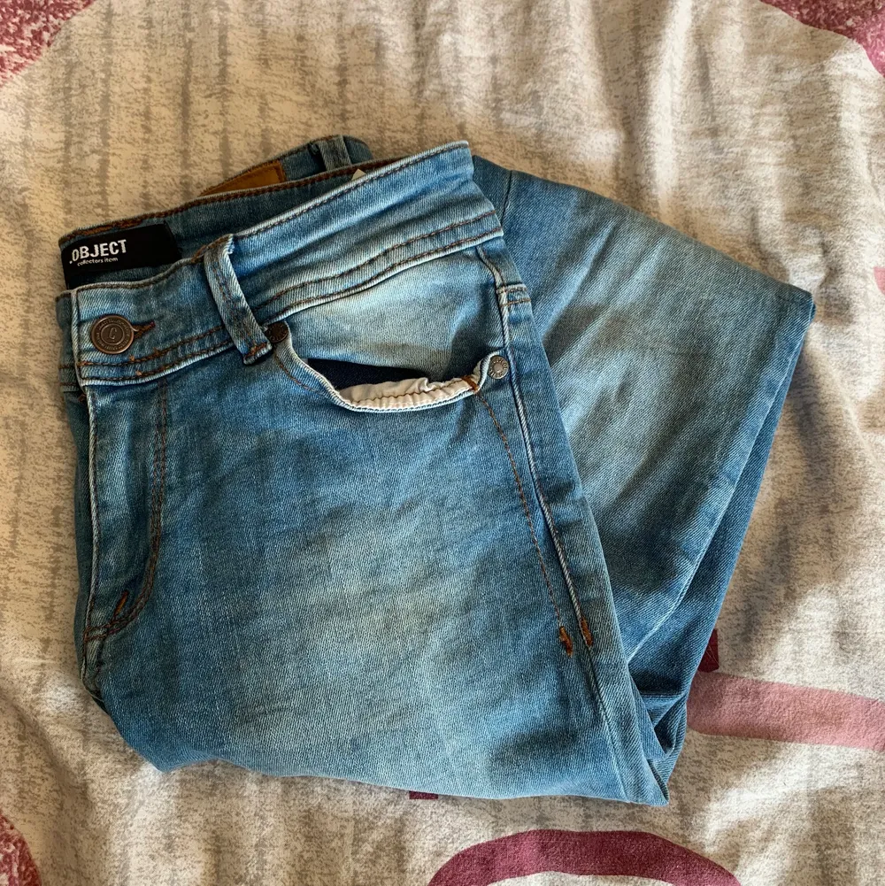 Blåa jeans från märket Object. Nästan aldrig använda. Dom har dragkedjor nere som är en väldigt fin detalj på dom. . Jeans & Byxor.