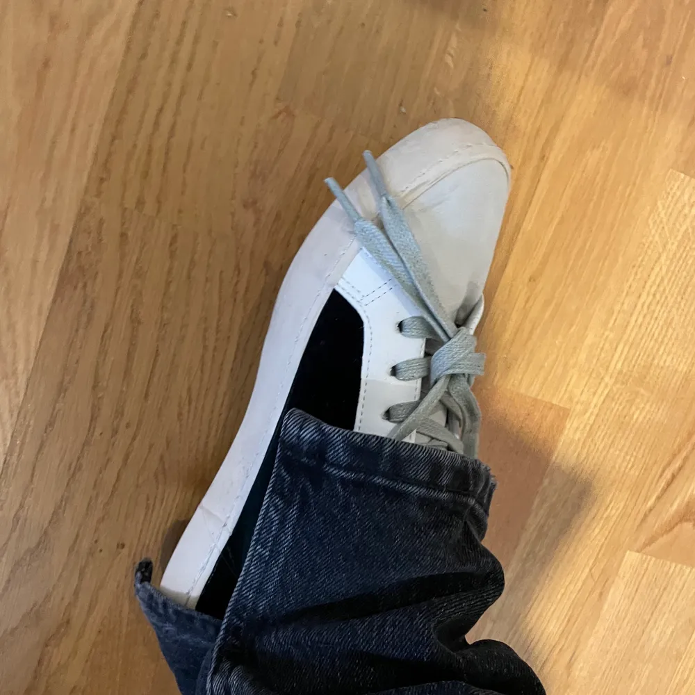 Ett par mörkgråa jeans från zara med slits på insidan. Lägger sig snyggt över skor. Jeans & Byxor.