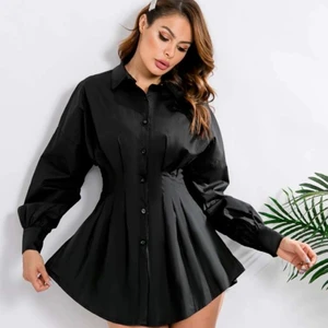 Svart, lång skjorta - Den här fina skjortan fick jag hem av misstag när jag beställde på nätet. Den är tyvärr lite liten för mig. Det är storlek S men skulle passa bättre på en XS. Den är helt oanvänd. Endast testad. (Inte mina bilder)❣️❣️