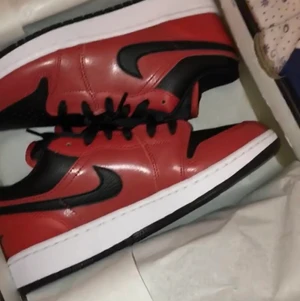 Jordan 1 low  - Har använt skorna en gång bara, de är i god skick och är 38 i storleken, tänkte sälja pågrund av fel storlek. Säljer dem för 1000kr men pris kan diskuteras såklart. 