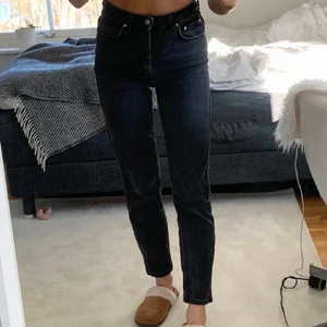 Gina jeans - Snygga jeans från Gina i svart/grå färg🖤🖤🖤 Ganska raka i modellen, tighta över låren och lösare nedtill.  Väldigt bekväma och stretchiga! Sparsamt använda, säljes då jag har flera liknande par. Nypris var 599 kr. Jag är ca 170 för referens! 