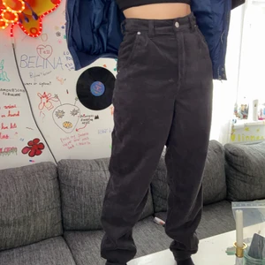 Svarta Manchesterbyxor stl XS-S - Svarta högmidjade manchesterbyxor som passar till mycket. De är skönt tyg och sitter perfekt i midjan 