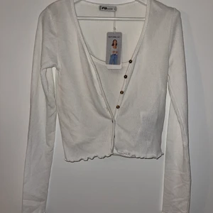 Set helt nytt  - Ett helt nytt jätte söt set, linnet är stolrek L och koftan är stolrek S men båda är extremt stretchiga så passar S-L 