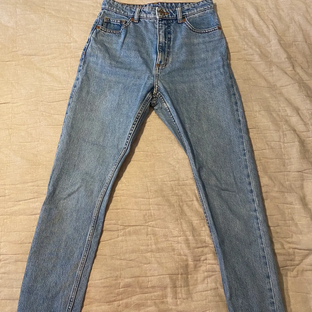 Säljer mina high waisted mom jeans från Monki! De är i gott skick och ser i princip ut som nya, säljer dem för att de tyvärr är för små för mig. Nypris: 400kr💙 Köparen står för frakten 📦!!. Jeans & Byxor.