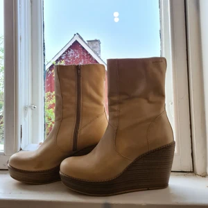 Vagabond stövletter  - Superfina Vagabond stövletter (kängor?) 👢i fint skick och i en fin beige färg❣dem är i storlek 39! Köparen står för frakt 