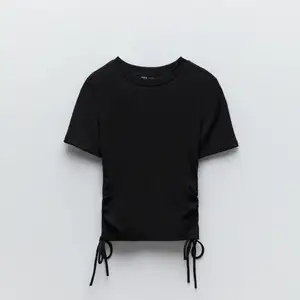 Trendig Zara topp med snygg detalj (Helt slutsåld)!!💗💗 Kan mötas upp eller posta men köparen står för frakt :))❣️