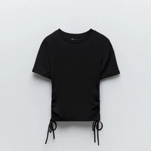 Topp - Trendig Zara topp med snygg detalj (Helt slutsåld)!!💗💗 Kan mötas upp eller posta men köparen står för frakt :))❣️