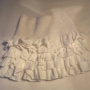 Vit volang kjol - Detta plagg köpte jag för jag skulle resa utomlands på påsklovet, men den kom aldrig till användning pga den är för stor för mig!! Så denna är helt ny och super super bra skick (nyskick) orginal pris 399kr, buda från 349kr🤩 storlek M 