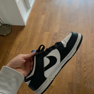 Low dunks - Nike low dunks strl 35. Ingen box fick i present. Använda ca 2-5 ggr.