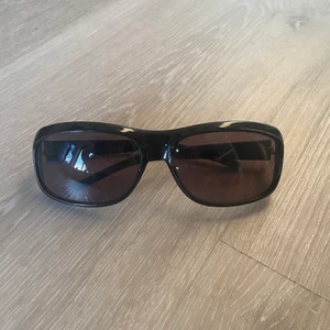 Gucci solglasögon - Gucci, Solglasögon, GG 1449. Lite slitage annars bra skick.