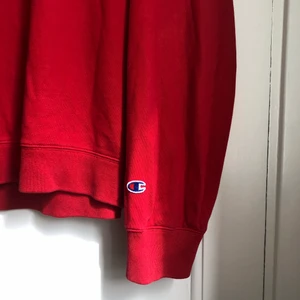 Oversize Champion tröja - Sweatshirt från Champion i unisexmodell som har varit en favorit men länge sen den kom till användning nu. I fint skick men har någon tråd som släppt vid halsen, skriv så skickar jag bild. Snyggt oversize på mig som har s och är ganska lång så passar allt från xs-l
