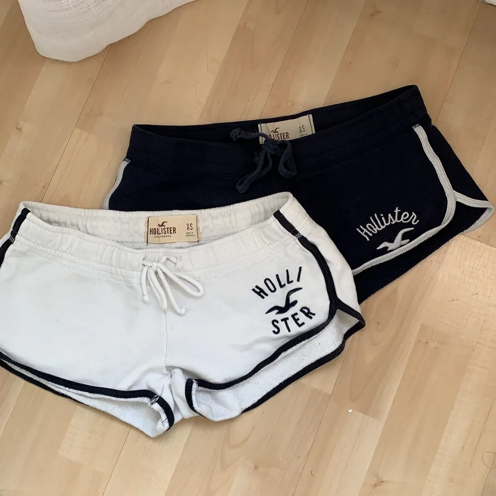 Säljer två par hollister mjukisshorts i blått och vitt. 20kr styck. Shorts.